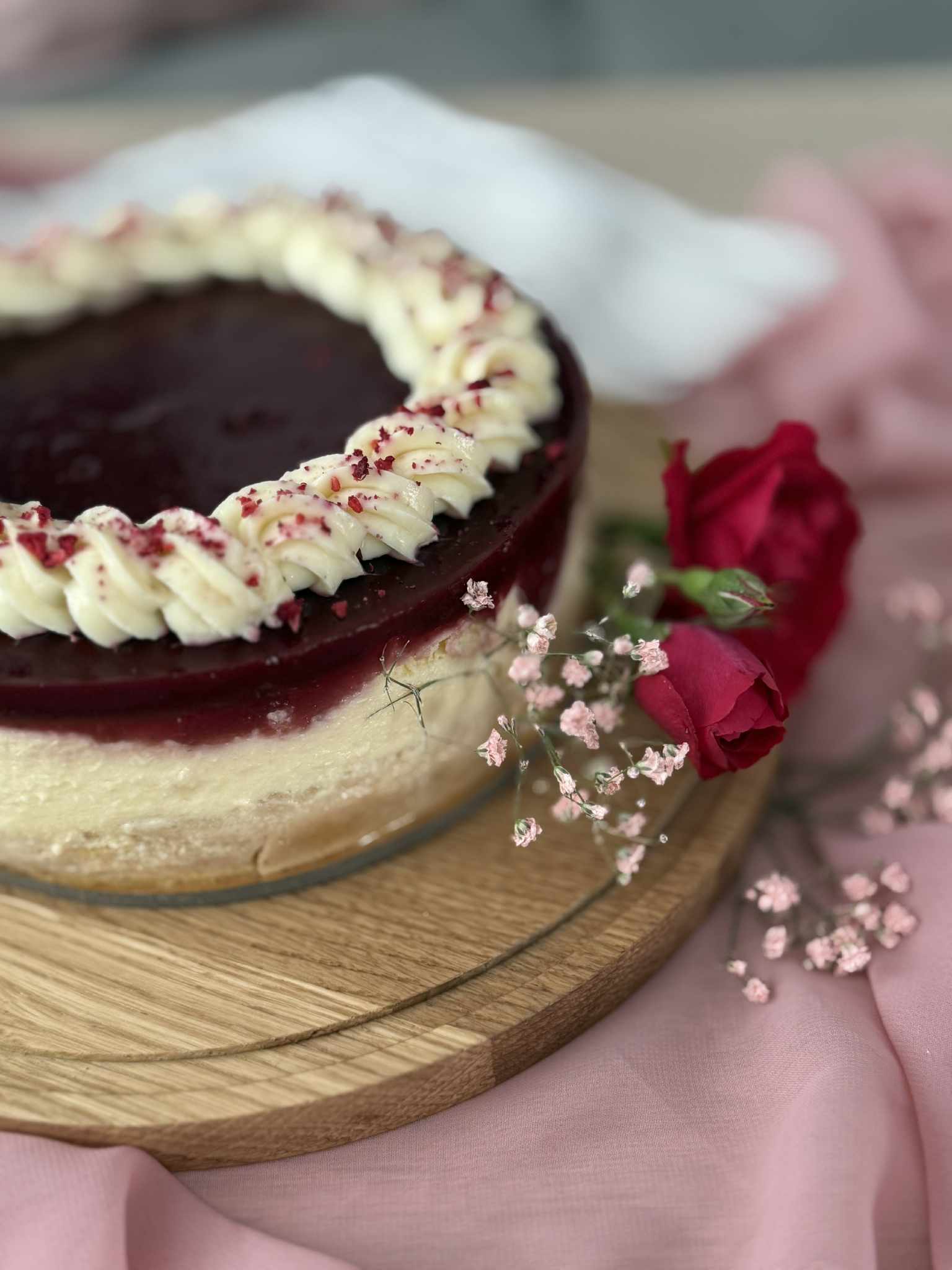 Sernik z Białą Czekoladą i Malinami