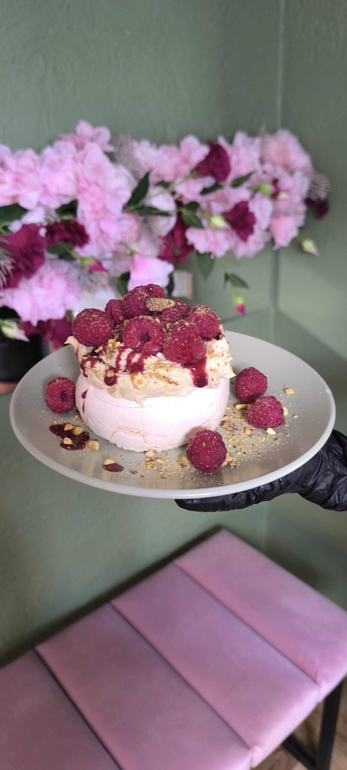 Beza Pistacjowa z Malinami