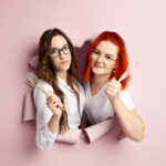 Słodka Rewolucja to autorska cukiernia w Radomiu, w której łączymy klasykę z nowoczesnością. Tworzymy nieoczywiste słodkości – od makaroników po eleganckie monoporcje – zawsze z pasją, smakiem i dbałością o detale.