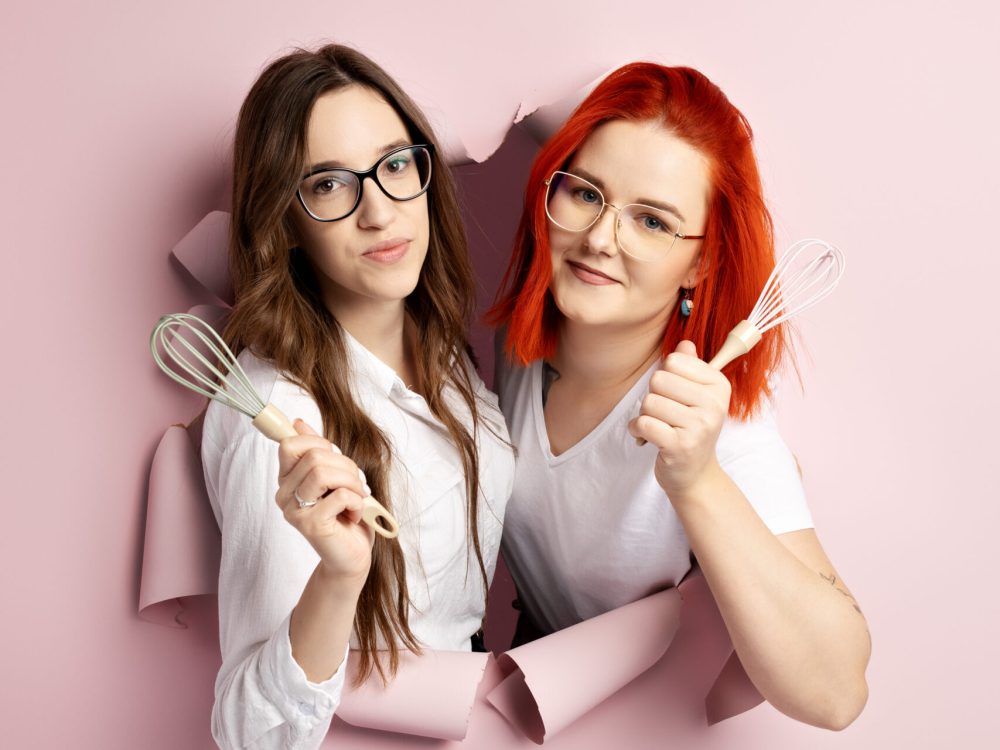 Słodka Rewolucja to autorska cukiernia w Radomiu, w której łączymy klasykę z nowoczesnością. Tworzymy nieoczywiste słodkości – od makaroników po eleganckie monoporcje – zawsze z pasją, smakiem i dbałością o detale.